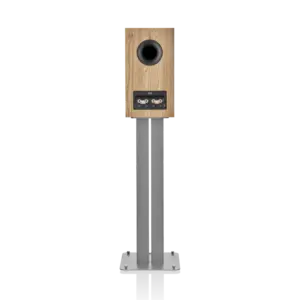 Diffusore B&W 606 S3 su supporto con finitura in legno e connettori posteriori visibili