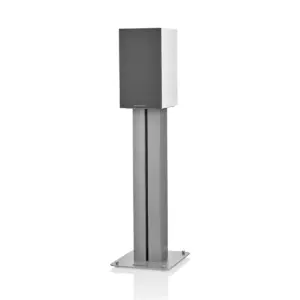 Diffusore B&W 607 S3 su supporto con design quadrato e finitura bianca e nera