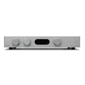 Amplificatore audio grigio con tre manopole frontali.