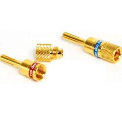 Connettori audio dorati su sfondo bianco.