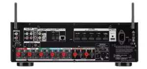 Retro di un ricevitore AV con connessioni HDMI.