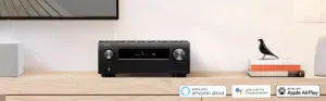 Amplificatore Denon su mensola in soggiorno moderno.