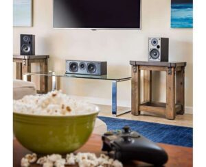 Soggiorno con sistema audio e schermo TV.