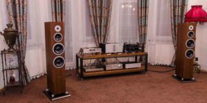 Sala con impianto stereo vintage e casse acustiche