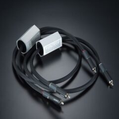 Cavi audio RCA neri con connettori metallici.