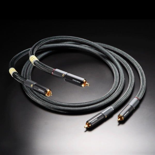 Cavi audio coassiali intrecciati su sfondo nero