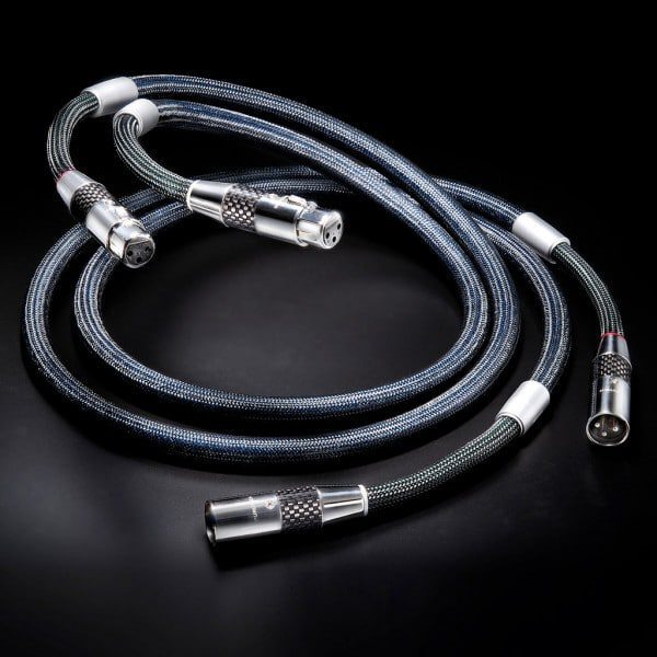 Cavi audio XLR su sfondo nero