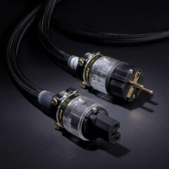 Cavi audio di alta qualità su fondo scuro.