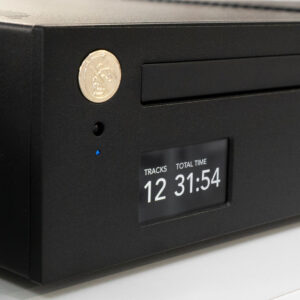 Lettore CD con display delle tracce e tempo totale.