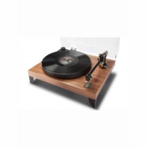 Giradischi in legno con vinile nero in riproduzione.
