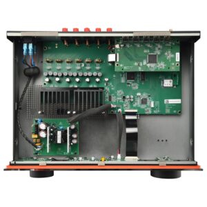 Interno di un amplificatore audio aperto.