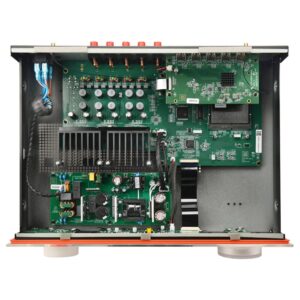 Interno di un amplificatore audio con circuiti elettronici.