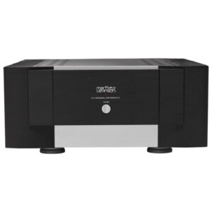 Amplificatore stereo audio professionale su sfondo bianco.