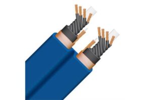 Cavi elettrici blu con fili intrecciati