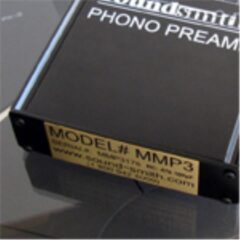 Preamplificatore phono nero su tavolo