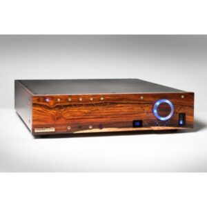 Amplificatore audio con finitura in legno elegante.