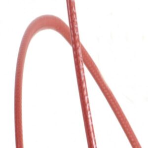 Cavo rosso curvo su sfondo bianco