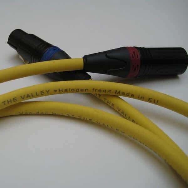 Cavo giallo con connettori audio professionali.
