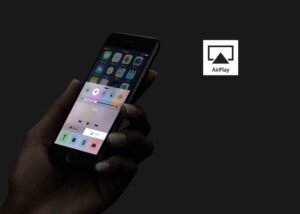 Persona utilizza AirPlay su iPhone.