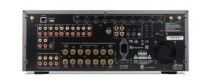 Retro amplificatore audio con molte connessioni.