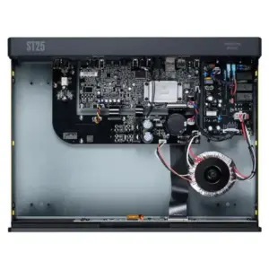 Interno del network player Arcam ST25 con circuiti e componenti elettronici visibili