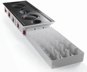 Cassa acustica incassata a muro con coperchio aperto.