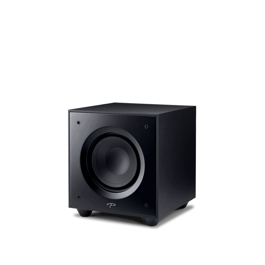 Subwoofer nero cubico con logo anteriore.