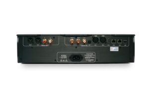 Retro di un amplificatore audio con connettori.