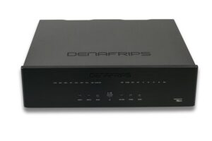 Convertitore digitale Denafrips su tavolo bianco.