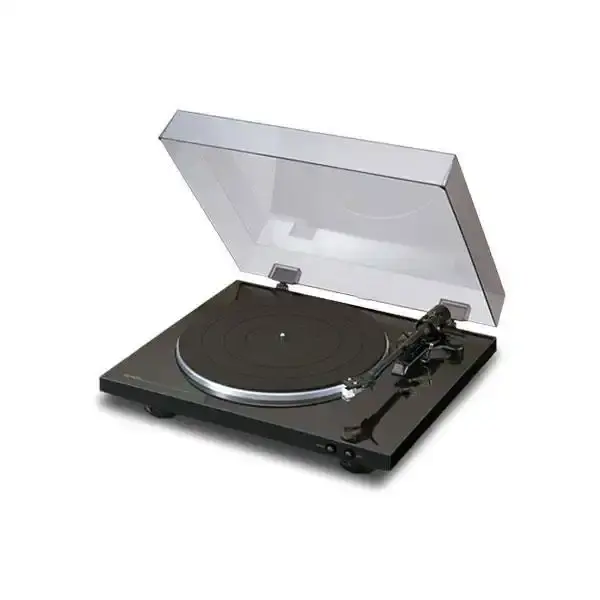 Giradischi Denon DP-300F con coperchio trasparente aperto e piatto in gomma