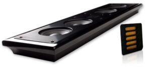Soundbar nera e microchip su sfondo bianco.
