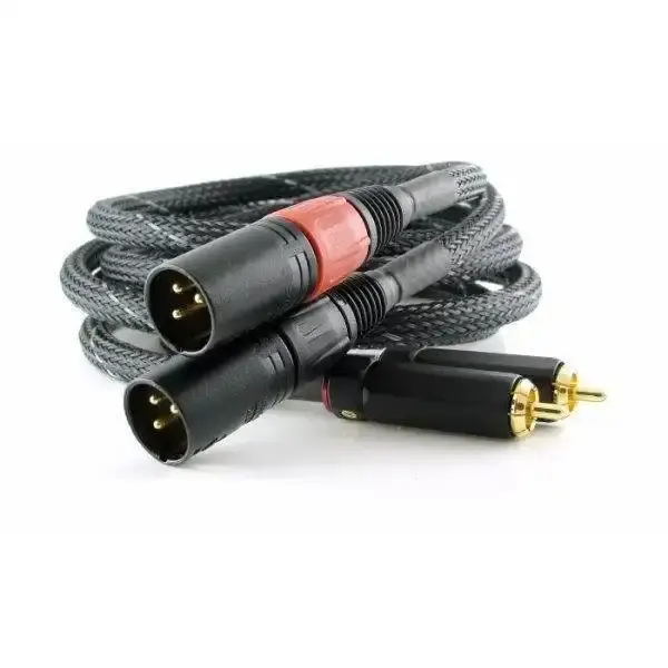 Cavo interconnessione XLR con connettori neri e rossi, avvolto in una guaina intrecciata