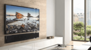 Soggiorno moderno con TV montata a parete
