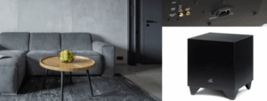 Soggiorno moderno con divano grigio e subwoofer nero