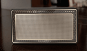 Speaker rettangolare su tavolo di legno