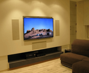 Soggiorno moderno con TV a parete accesa.