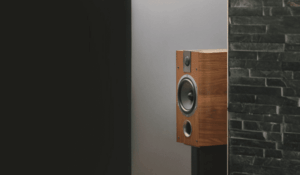 Diffusore audio in legno su sfondo scuro