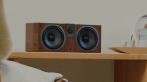 Diffusore audio su tavolo di legno