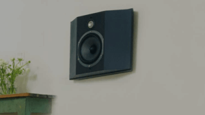 Cassa altoparlante nera su muro bianco