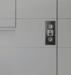 Cucina moderna con altoparlante integrato nel mobile