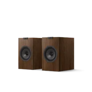 Coppia di diffusori in legno con griglia frontale e design elegante