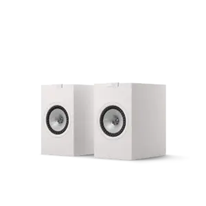 Coppia di diffusori bianchi con griglia frontale e design minimalista
