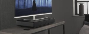 TV su soundbar nera in salotto moderno
