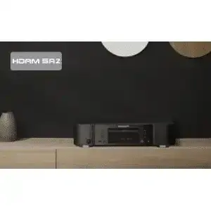 Lettore CD Marantz CD6007 su un mobile con sfondo scuro e decorazioni circolari