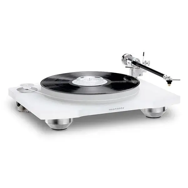 Giradischi Marantz TT15-S1 con disco in vinile sul piatto e braccio di lettura