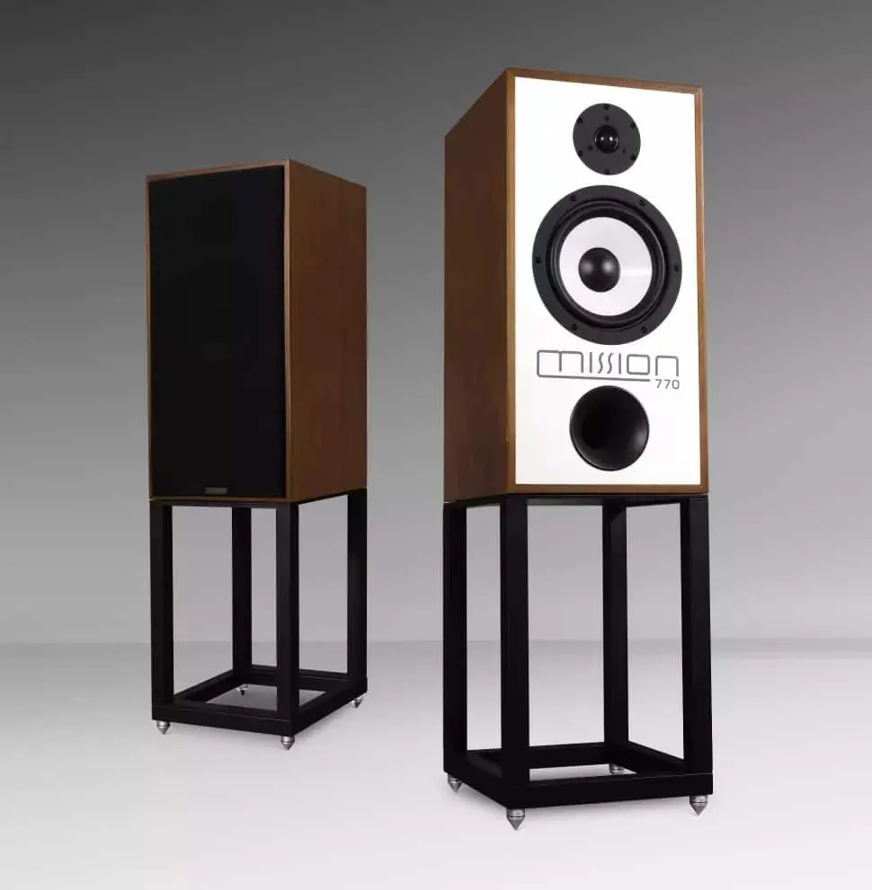 Diffusore audio Mission 770 su supporto, con finitura in legno e griglia nera