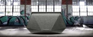 Speaker moderno in ambiente industriale