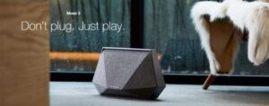Diffusore wireless su tavolino accanto a poltrona.