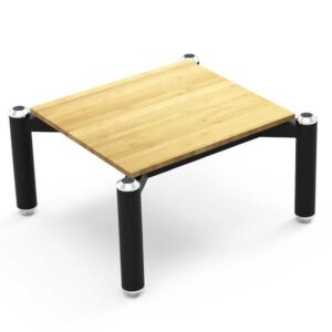 Tavolo quadrato in legno con gambe nere.