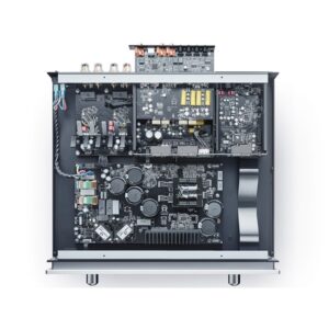 Interno dell'amplificatore Primare I35 DAC con circuiti e componenti elettronici visibili